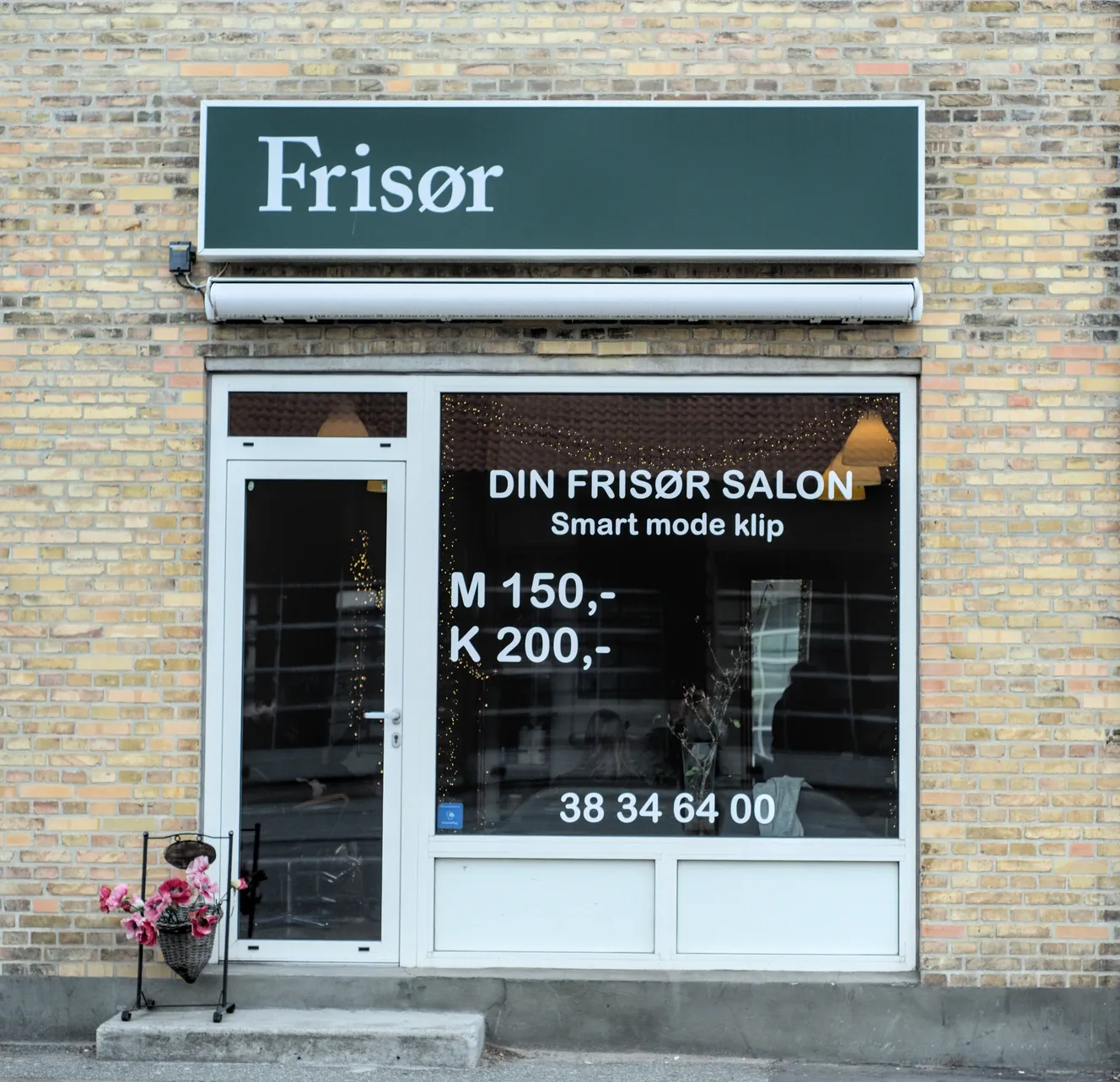 Din Frisør ved Sally salon facade