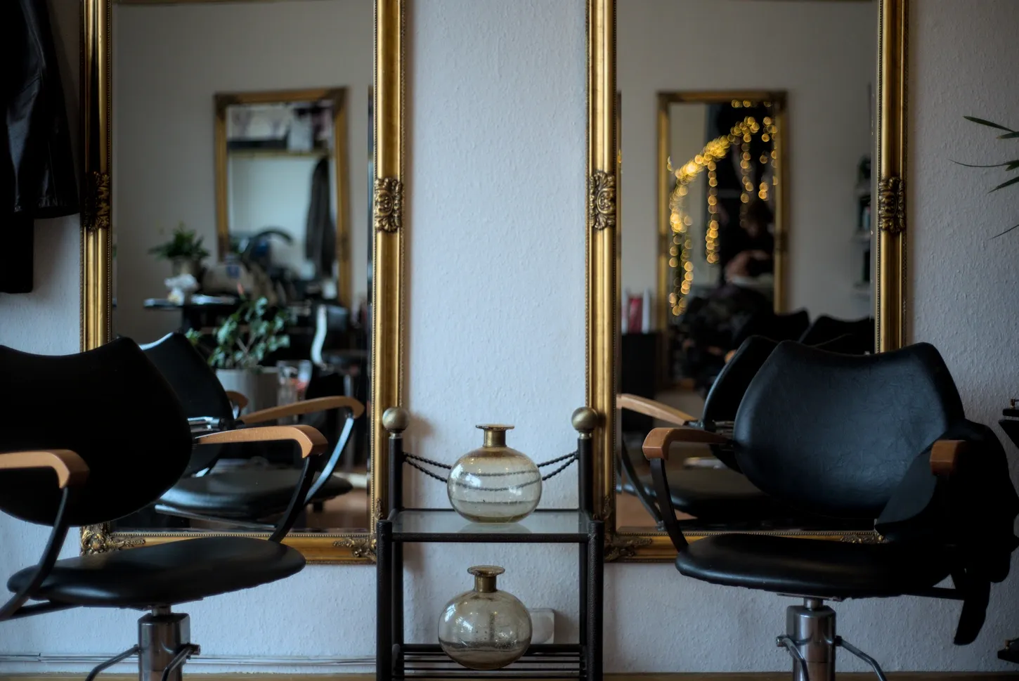 Frisørstole og spejle i salonen